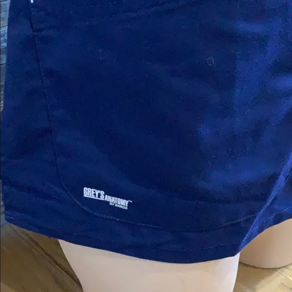 Small greys anatomy scrub top - Picture 3 of 5